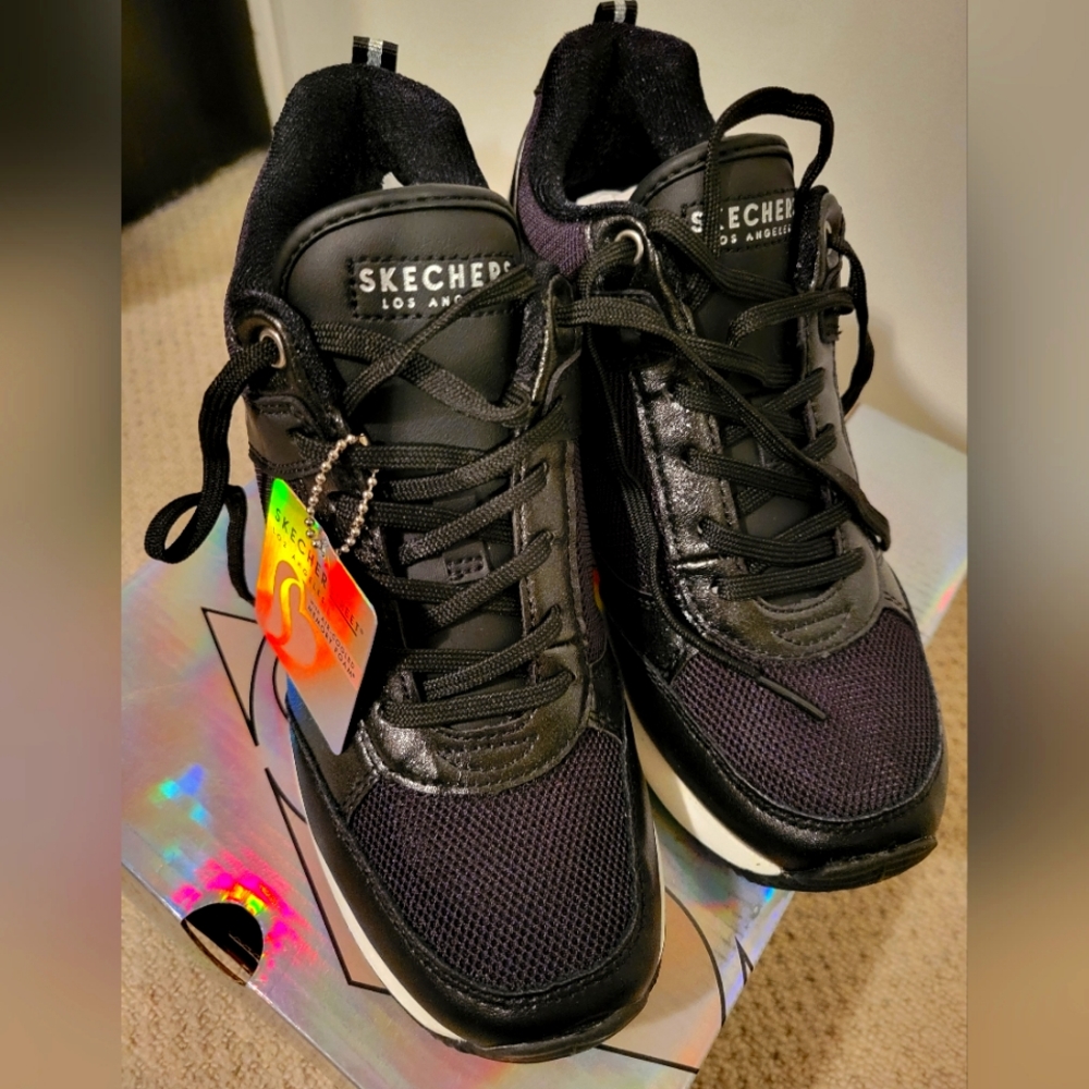 Running Shoes Sketchers street Los Angeles with air cooled memory foam.